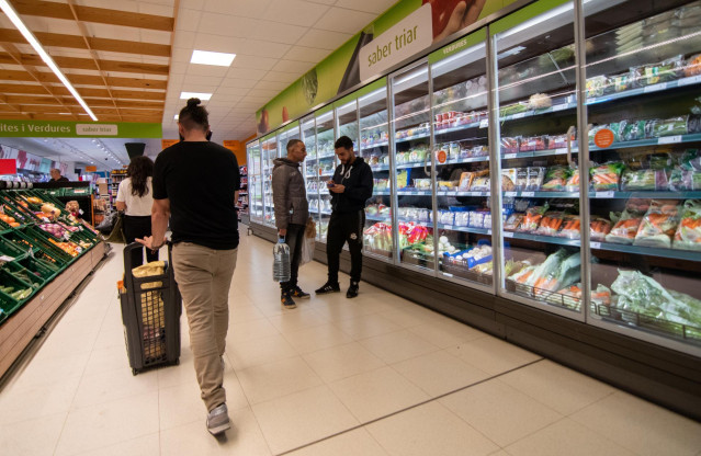 Archivo - Varias personas en un supermercado