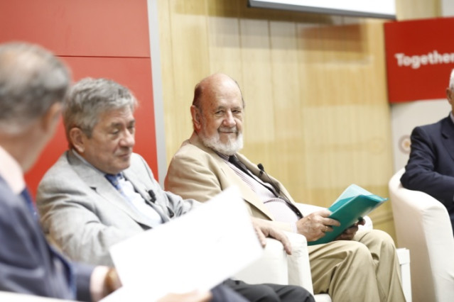 Archivo - Los expresidentes del Parlamento Europeo José María Gil Robles (d) y Enrique Barón (i) participan en el encuentro 60 años construyendo una Europa social para todos