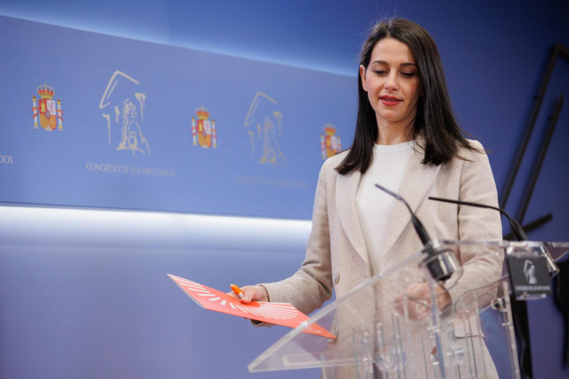 La portavoz de Ciudadanos en el Congreso, Inés Arrimadas, a su llegada a una rueda de prensa posterior a la reunión de la Junta de Portavoces, en el Congreso de los Diputados.