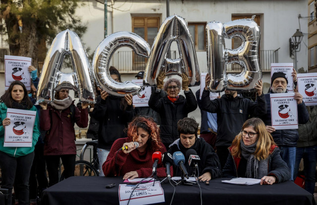 Rueda de prensa de miembros del CSOA l'Horta, Cuidem Benimaclet y Alerta Solidària a raíz de las informaciones sobre la infiltración de un policía nacional en colectivos vecinales de Benimaclet.