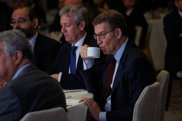El presidente de la Xunta de Galicia y líder del Partido Popular gallego, Alfonso Rueda (c) y el presidente del PP, Alberto Núñez Feijóo, durante el foro de conversación de ‘El Debate’, en el Hotel Four Seasons, a 14 de febrero de 2023, en Madrid (España)