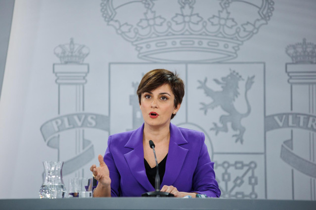 La ministra Portavoz, Isabel Rodríguez, durante una rueda de prensa posterior al Consejo de Ministros, en el Palacio de la Moncloa, a 14 de febrero de 2023, en Madrid (España). El Consejo de Ministros ha aprobado hoy la subida del Salario Mínimo Interprof