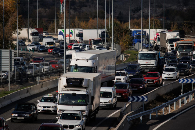 Archivo - Circulación en la autovía del Este, la A-3, durante la operación salida del puente de diciembre 2022, a 2 de diciembre de 2022, en Madrid (España).