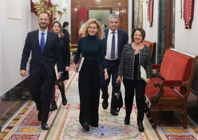 La presidenta del Congreso, Meritxell Batet, llegando a la Mesa con sus compañeros del PSOE