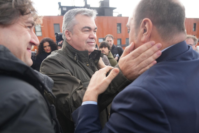 El secretario de Organización del PSOE, Santos Cerdán (c), saluda al presidente del PNV, Andoni Ortuzar (d), a su llegada a la capilla ardiente del exdirigente del PSE-EE Rodolfo Ares en el tanatorio de Funeraria Bilbaína, a 27 de enero de 2023, en Bilbao