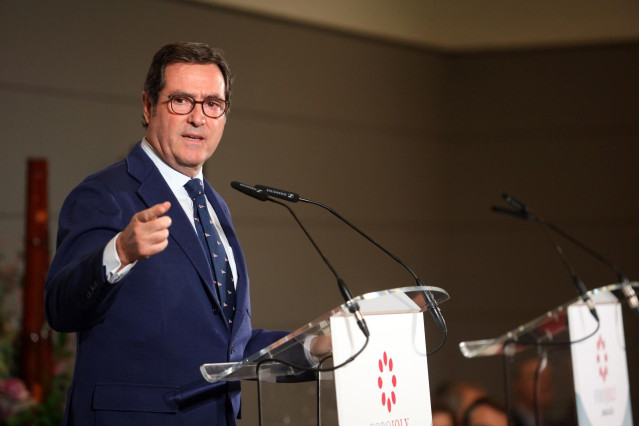 El presidente de CEOE, Antonio Garamendi, en un encuentro-coloquio