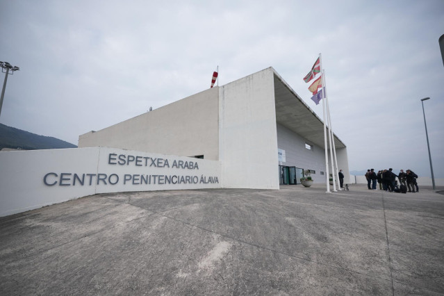 Archivo - Entrada del centro penitenciario Álava, en Zaballa