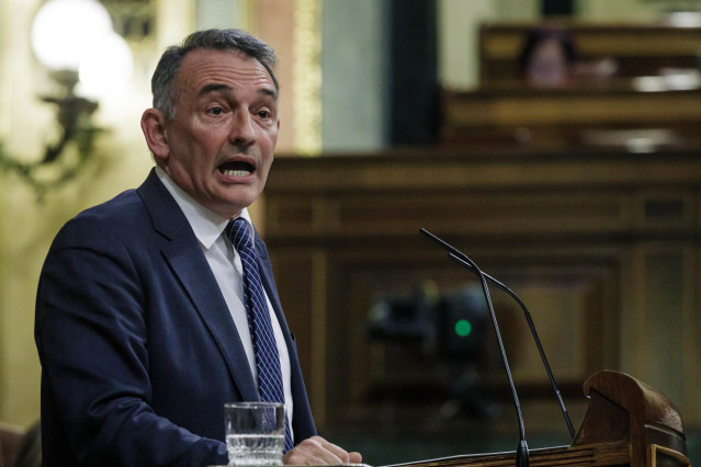 El portvoz adjunto de Unidas Podemos y diputado de IU, Enrique Santiago, en la sesión plenaria