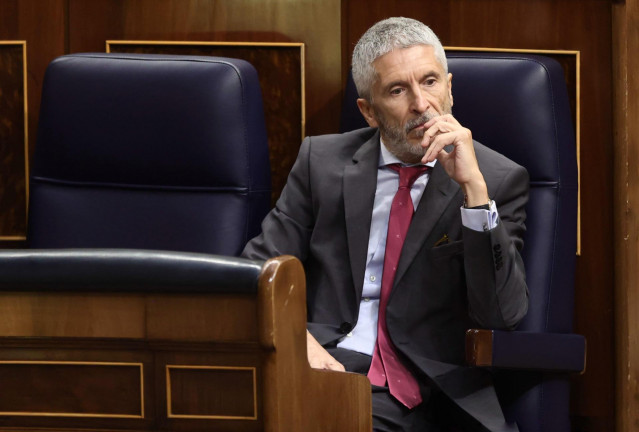 Archivo - El ministro del Interior, Fernando Grande-Marlaska, en una sesión de control, en el Congreso de los Diputados.
