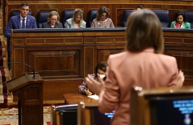 Archivo - El presidente del Gobierno, Pedro Sánchez, y las tres vicepresidentas, mientras interviene la portavoz del PP en el Congreso, Cuca Gamarra.