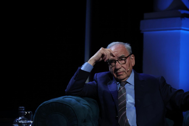 El exvicepresidente del Gobierno Alfonso Guerra participa en la primera edición del ciclo 'Encuentros en Cajasol', en el Teatro Cajasol en Sevilla.