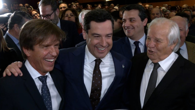 Juanma Moreno (centro), entre Manuel Díaz y Manuel Benítez 'El Cordobés'.