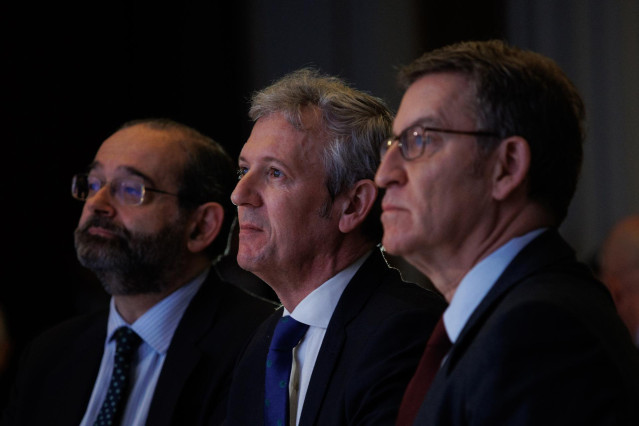 El presidente de la Xunta de Galicia, Alfonso Rueda, y el presidente del PP, Alberto Núñez Feijóo, durante el foro de conversación de ‘El Debate’, en el Hotel Four Seasons, a 14 de febrero de 2023, en Madrid (España).