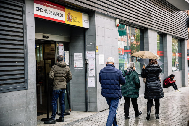 Archivo - Varias personas en las inmediaciones de una oficina de empleo