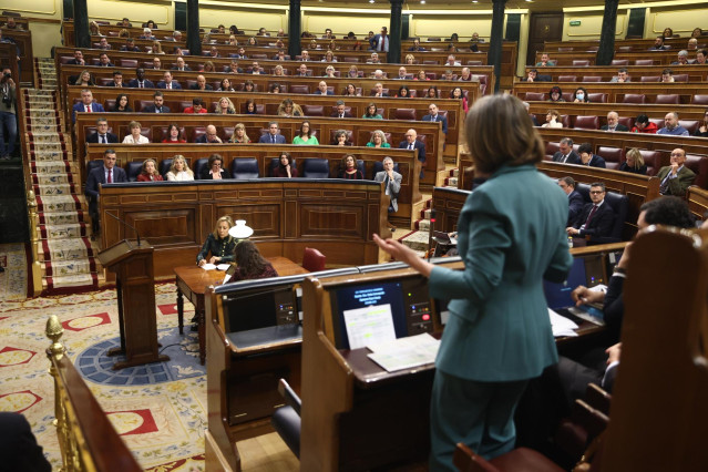 La portavoz del PP en el Congreso, Cuca Gamarra, interviene durante una sesión plenaria, en el Congreso de los Diputados, a 15 de febrero de 2023, en Madrid (España).