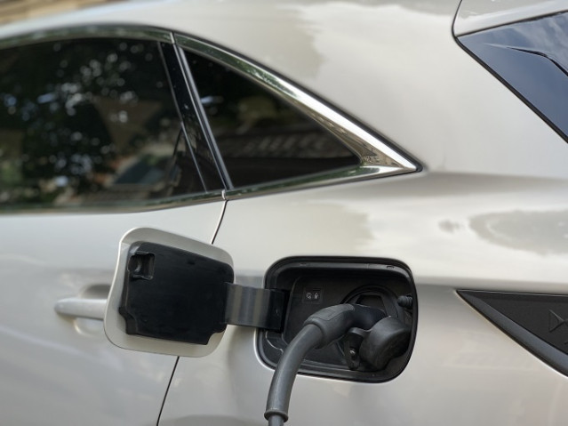 Archivo - Recurso vehículo eléctrico cargando