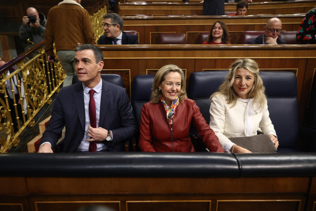 (I-D) El presidente del Gobierno, Pedro Sánchez; la vicepresidenta primera del Gobierno y ministra de Asuntos Económicos, Nadia Calviño y la vicepresidenta segunda y ministra de Trabajo y Economía Social, Yolanda Díaz, durante una sesión plenaria, en el C