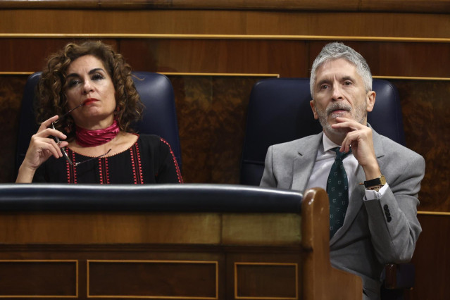 La ministra de Hacienda y Función Pública, María Jesús Montero y el ministro de Interior, Fernando Grande-Marlaska, durante una sesión plenaria, en el Congreso de los Diputados, a 15 de febrero de 2023, en Madrid (España).