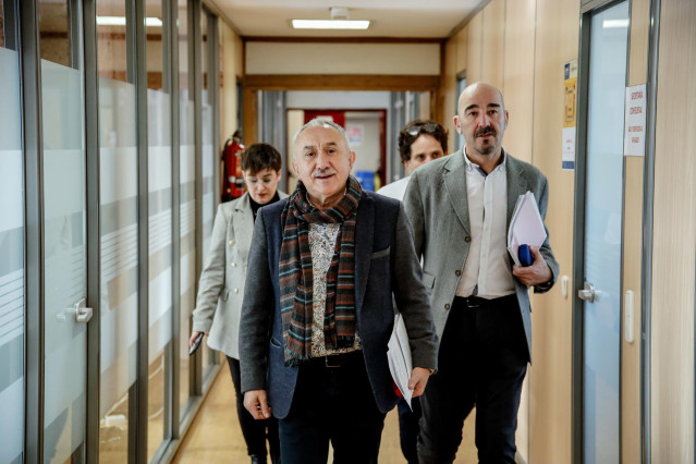 Archivo - El secretario General de UGT, Pepe Álvarez (c), y el vicesecretario general de Política Sindical, Fernando Luján de Frías (1d), en una imagen de archivo.