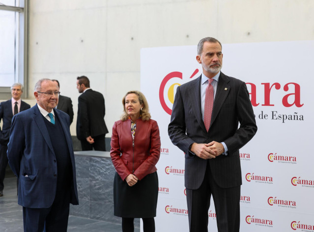 (I-D) El presidente de la Cámara de Comercio de España, José Luis Bonet; la vicepresidenta primera y ministra de Asuntos Económicos y Transformación Digital, Nadia Calviño, y el Rey Felipe VI a su llegada a la reunión del pleno extraordinario de la Cámara