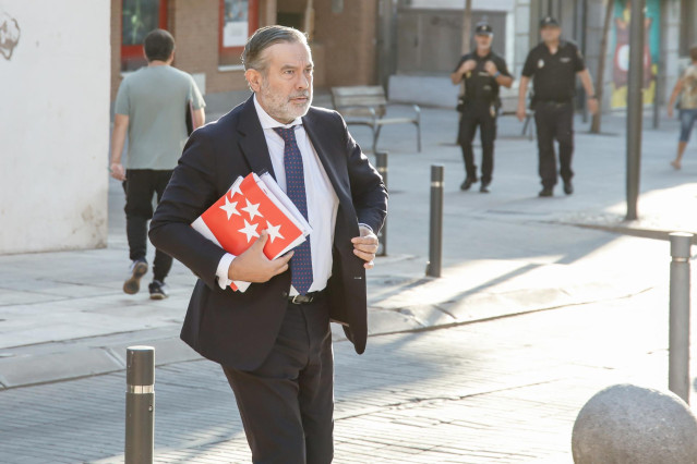 Archivo - El consejero de Presidencia, Justicia e Interior, Enrique López, a su llegada a la reunión del consejo de Gobierno, en el Ayuntamiento de Móstoles, a 21 de septiembre de 2022, en Móstoles, Madrid (España). La reunión se celebra de forma extraord