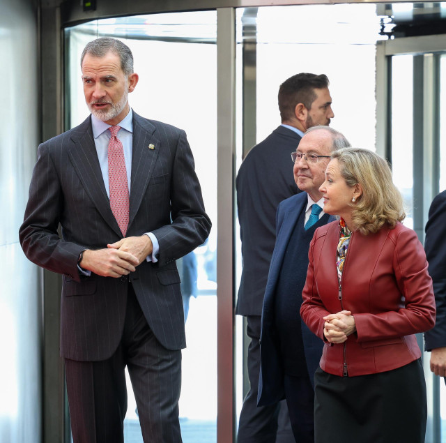(I-D) El Rey Felipe VI; el presidente de la Cámara de Comercio de España, José Luis Bonet, y la vicepresidenta primera y ministra de Asuntos Económicos y Transformación Digital, Nadia Calviño, a su llegada a la reunión del pleno extraordinario de la Cámar