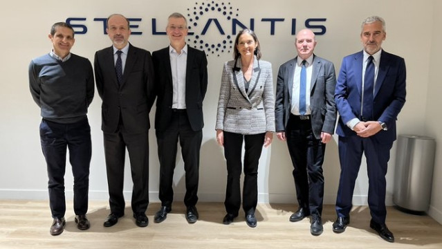 Encuentro de la ministra de Industria, Comercio y Turismo con representantes de Stellantis en  París