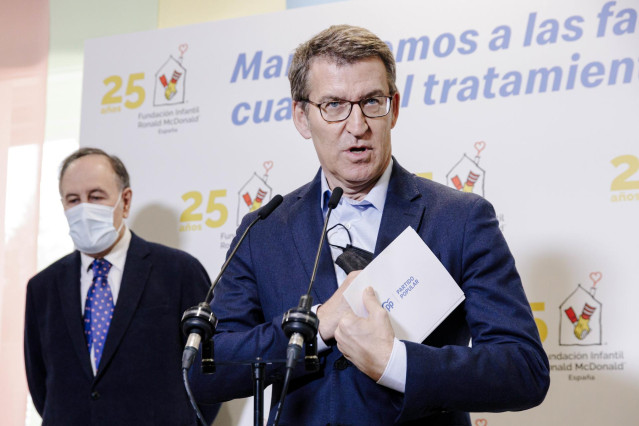 El presidente del Partido Popular, Alberto Núñez Feijóo, interviene durante su visita a la Casa Ronald McDonald, a 15 de febrero de 2023, en Madrid (España). La casa Ronald McDonald es un alojamiento gratuito de la fundación infantil que lleva el mismo no