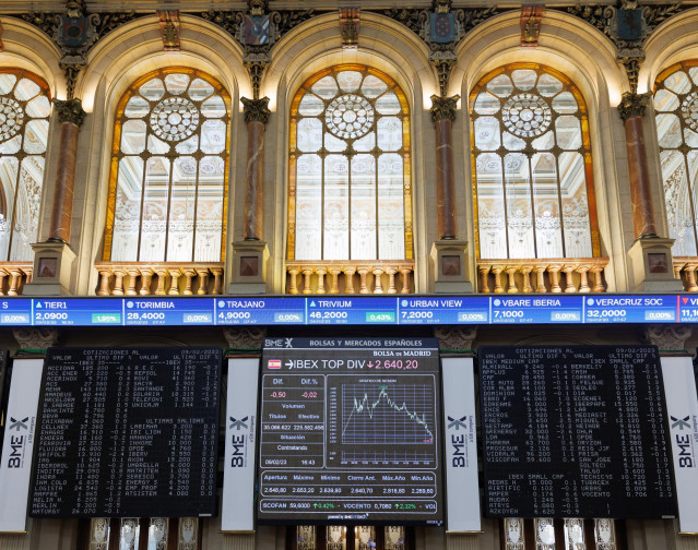 Un panel del Ibex 35 en el Palacio de la Bolsa, a 9 de febrero de 2023, en Madrid (España). El principal indicador de la Bolsa española, el Ibex 35, sube el 0,52% a media sesión, en una jornada marcada por la presentación de resultados empresariales, entr