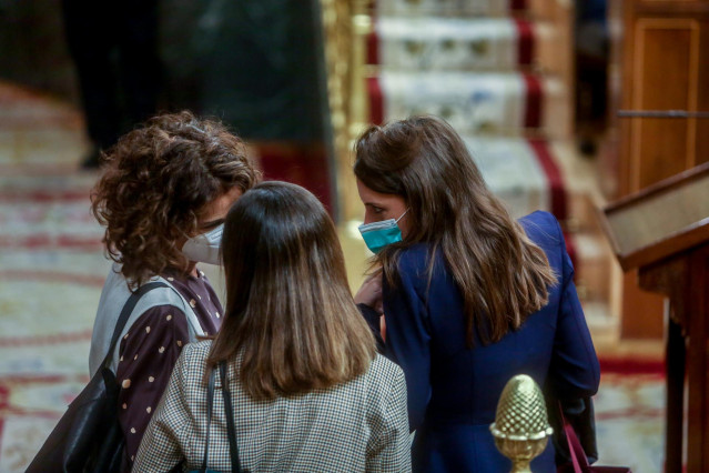 Archivo - La ministra de Hacienda, Maria Jesús Montero (1i), y la ministra de Igualdad Irene Montero (1d), en una sesión plenaria en el Congreso de los Diputados, a 30 de noviembre de 2021.