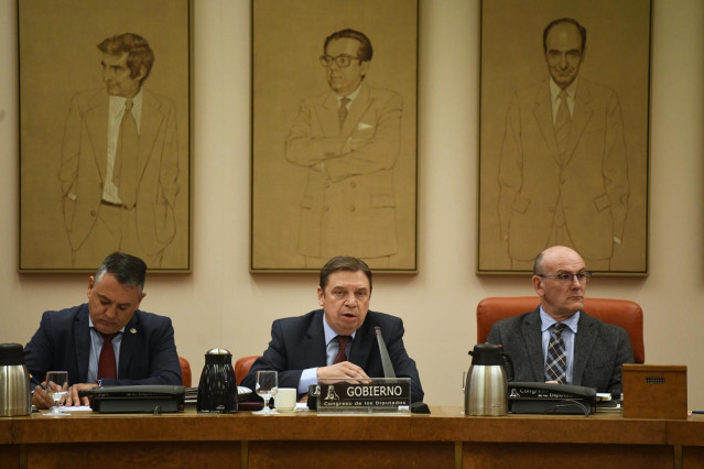 El ministro de Agricultura, Pesca y Alimentación, Luis Planas (c), comparece en la Comisión de Agricultura, Pesca y Alimentación, en el Congreso de los Diputados, a 15 de febrero de 2023, en Madrid (España)
