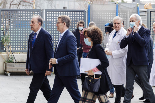 El director general de la Fundación Ronald McDonald, José Antonio García (i), el presidente del Partido Popular, Alberto Núñez Feijóo (2i), y el consejero de Sanidad de la Comunidad de Madrid, Enrique Ruiz Escudero (d), visitan la Casa Ronald McDonald, a
