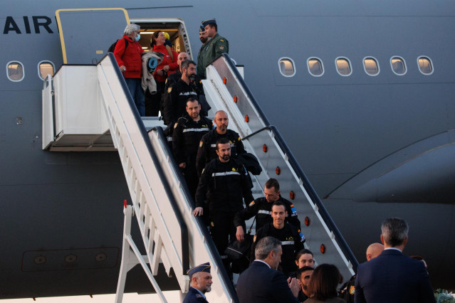 13 militares de la UME y 40 bomberos del Equipo de Respuesta Inmediata de la Comunidad de Madrid (ERICAM) llegan a la base aérea de Torrejón de Ardoz desde Turquía