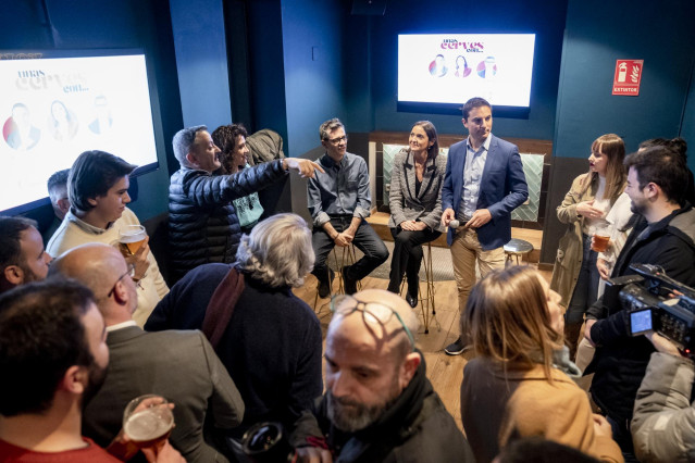 (I-D) El ministro de Presidencia, Félix Bolaños; la candidata a la Alcaldía por el PSOE, Reyes Maroto; y el secretario del PSOE-M, Juan Lobato, participan en un encuentro con jóvenes, a 15 de febrero de 2023, en Madrid (España). El PSOE de Madrid  ha lanz