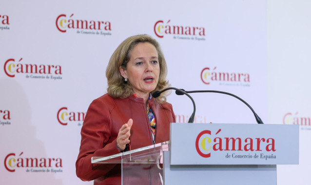 La vicepresidenta primera y ministra de Asuntos Económicos y Transformación Digital, Nadia Calviño, interviene durante la reunión del pleno extraordinario de la Cámara de Comercio, Industria, Servicios y Navegación de España,