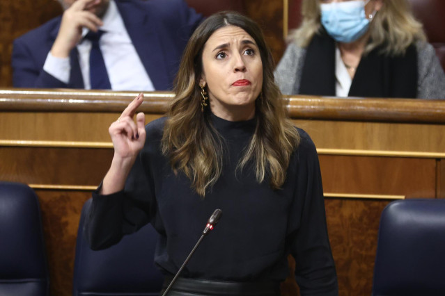 La ministra de Igualdad, Irene Montero, interviene durante una sesión plenaria, en el Congreso de los Diputados, a 15 de febrero de 2023, en Madrid