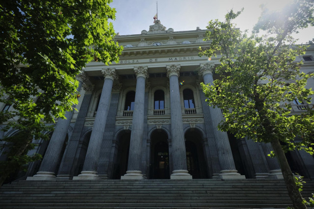 Archivo - Fachada del edificio de la Bolsa de Madrid en el día 79 del Estado de Alarma, en que el Ibex 35 ha iniciado la sesión de este lunes con una subida del 1,95%, lo que ha llevado al selectivo a situarse en los 7.234 enteros a las 9.01 horas, en una