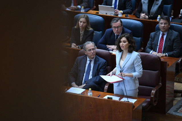 La presidenta de la Comunidad de Madrid, Isabel Díaz Ayuso, interviene durante un pleno en la Asamblea de Madrid, a 16 de febrero de 2023, en Madrid (España).