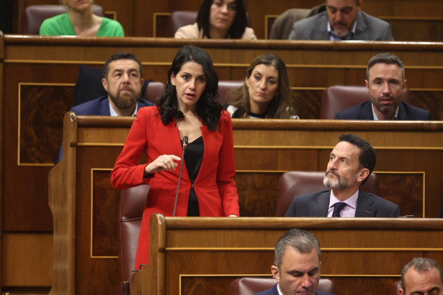 La portavoz de Ciudadanos en el Congreso, Inés Arrimadas, interviene durante una sesión plenaria, en el Congreso de los Diputados.
