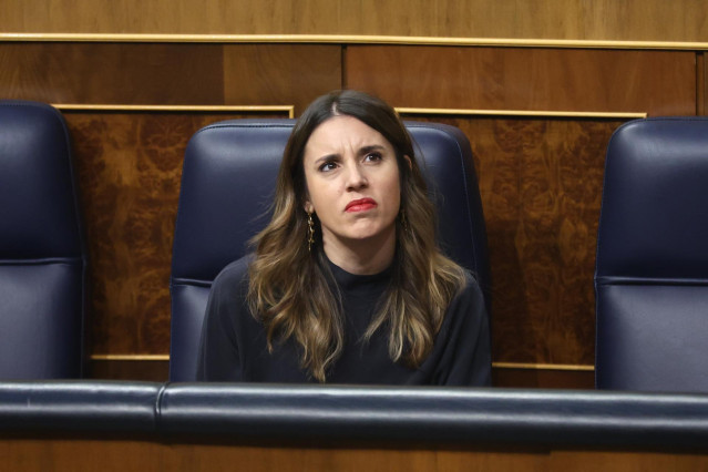 La ministra de Igualdad, Irene Montero, durante una sesión plenaria, en el Congreso de los Diputados, a 15 de febrero de 2023, en Madrid