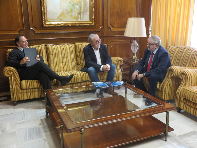 Los codirectores del Cemop, Ismael Crespo y Juan José García Escribano, presentan los resultados del Barómetro de invierno 2023 al presidente de la Asamblea Regional, Alberto Castillo