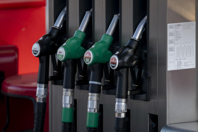 Archivo - Mangueras de combustible en una gasolinera