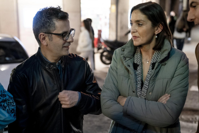 El ministro de Presidencia, Félix Bolaños (i), y la candidata a la Alcaldía por el PSOE, Reyes Maroto (d), participan en un encuentro con jóvenes, a 15 de febrero de 2023, en Madrid (España).