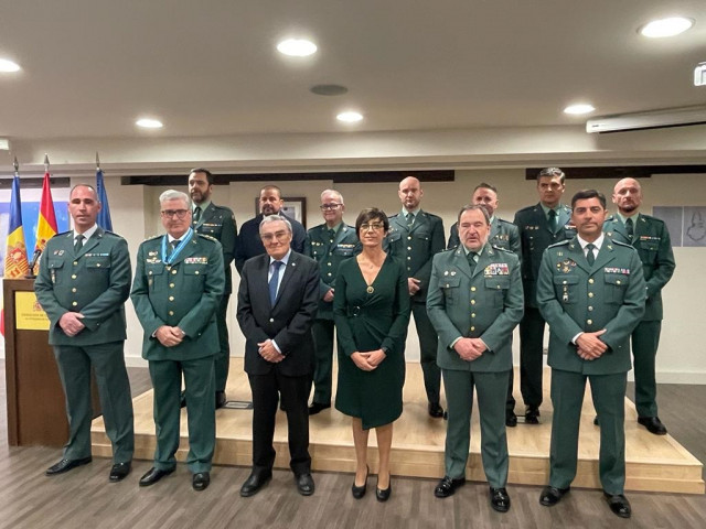 La directora general de la Guardia Civil, María Gámez (centro), durante su vista a Andorra.