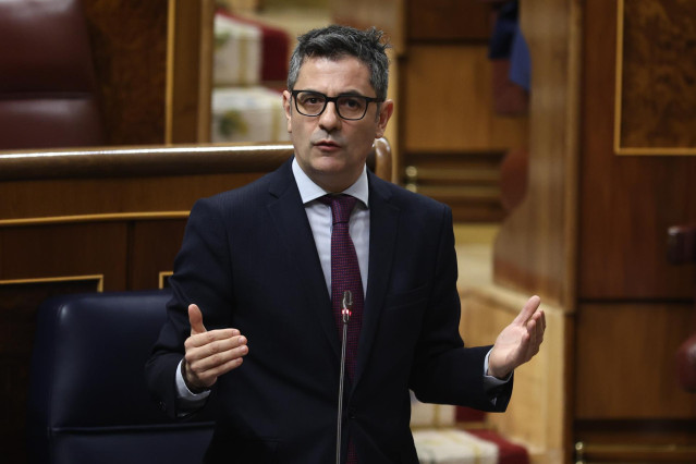 El ministro de la Presidencia, Relaciones con las Cortes y Memoria Democrática, Félix Bolaños, interviene durante una sesión plenaria, en el Congreso de los Diputados, a 15 de febrero de 2023, en Madrid (España).