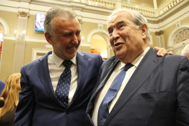 Archivo - El presidente de Canarias, Ángel Víctor Torres, junto al expresidente Jerónimo Saavedra