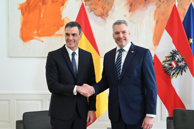 El presidente del Gobierno, Pedro Sánchez, y el canciller de Austria, Karl Nehammer, en Viena