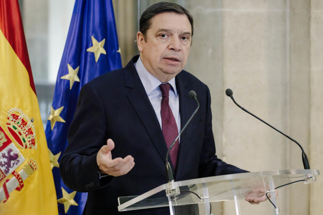 El ministro de Agricultura, Pesca y Alimentación, Luis Planas, atiende a medios tras presidir la reunión del Comité Asesor Agrario, en la sede del Ministerio, a 16 de febrero de 2023, en Madrid (España). Durante la reunión, Luis Planas ha animado a Unidas