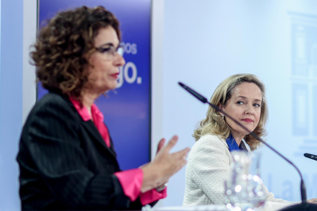 La ministra de Hacienda y Función Pública, María Jesús Montero, y la vicepresidenta primera y ministra de Asuntos Económicos y Transformación Digital, Nadia Calviño, este  jueves en rueda de prensa.