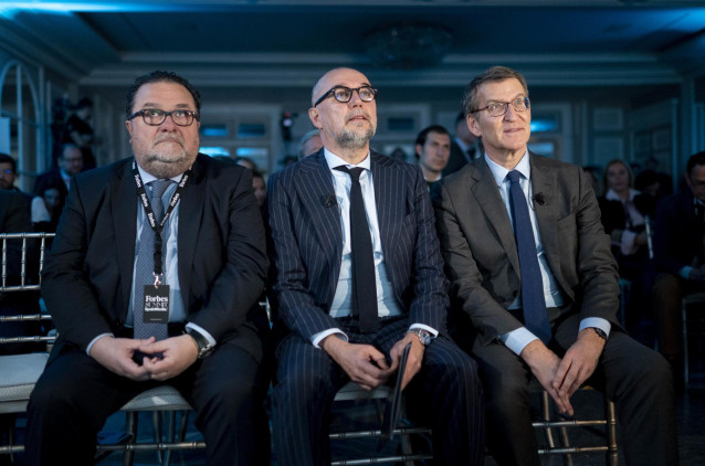 (I-D) El director general de Forbes, Ignacio Quintana; el presidente de SpainMedia, Andrés Rodríguez; y el presidente del Partido Popular, Alberto Núñez Feijóo, durante la sexta edición del Forbes Summit Reinventing Spain, en el Hotel Rosewood Villa Magna